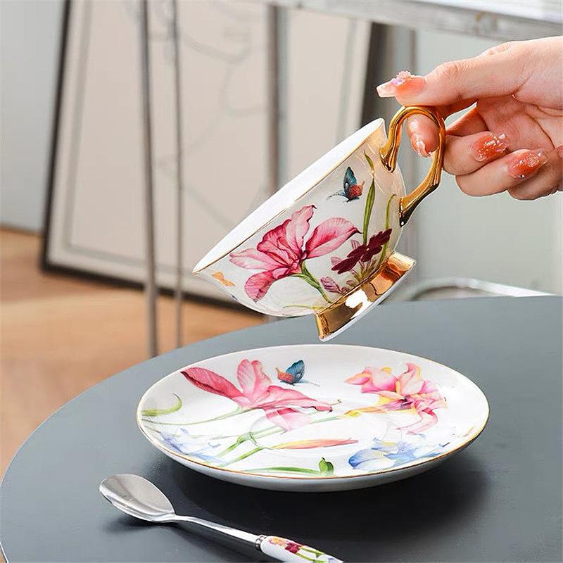 180ML/200ML Britský šálka na popoludňajší čaj s tanierikom a lyžičkou Elegantný kvet ľalie Vysoko kvalitný porcelán Hrnček na kávu Šálka na čaj Poháre na pitie