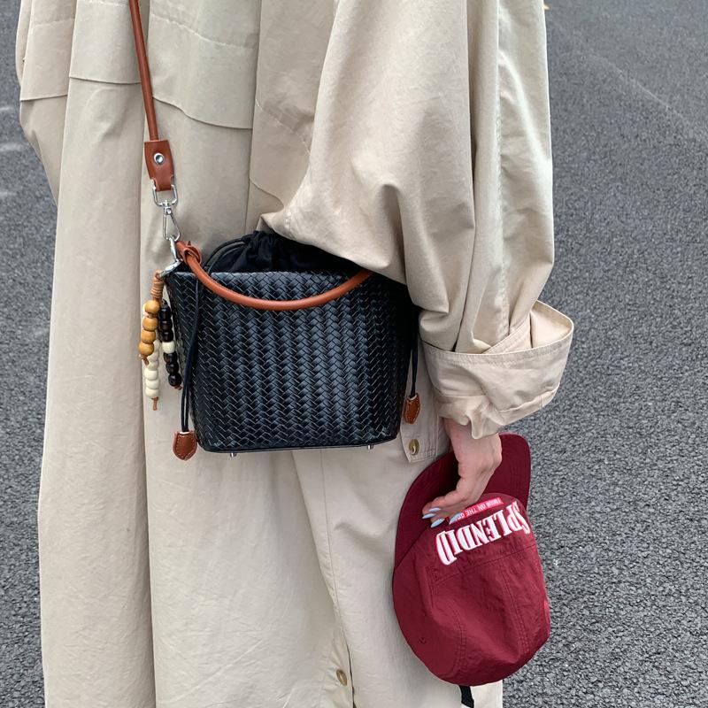This Year's Popular Bag Women's 2025 New Summer Retro Niche Design Messenger Bag Portable Bucket Bag