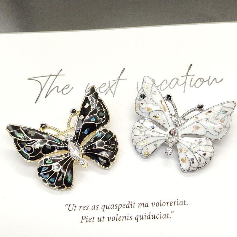 Elegante Schmetterlingsbrosche aus tropfender Legierung, minimalistisches und vielseitiges Accessoire für Schals und Korsagen.
