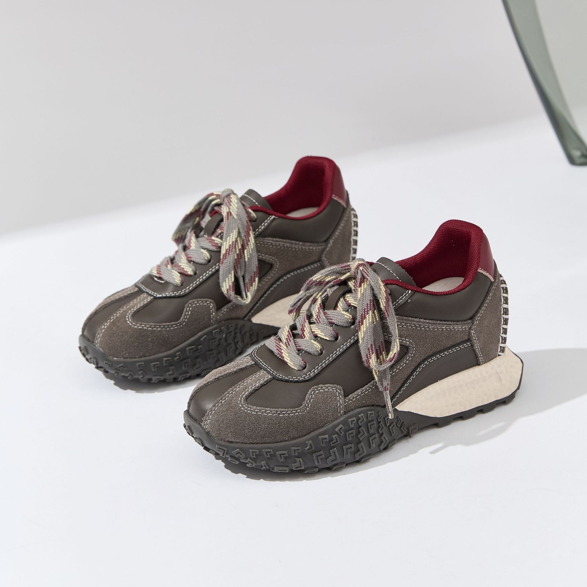 

Внутреннее увеличение роста Немецкие тренировочные туфли женские 2025 на толстой подошве невидимые 7 см обувь Форреста Гампа маленькие универсальные повседневные спортивные туфли 32