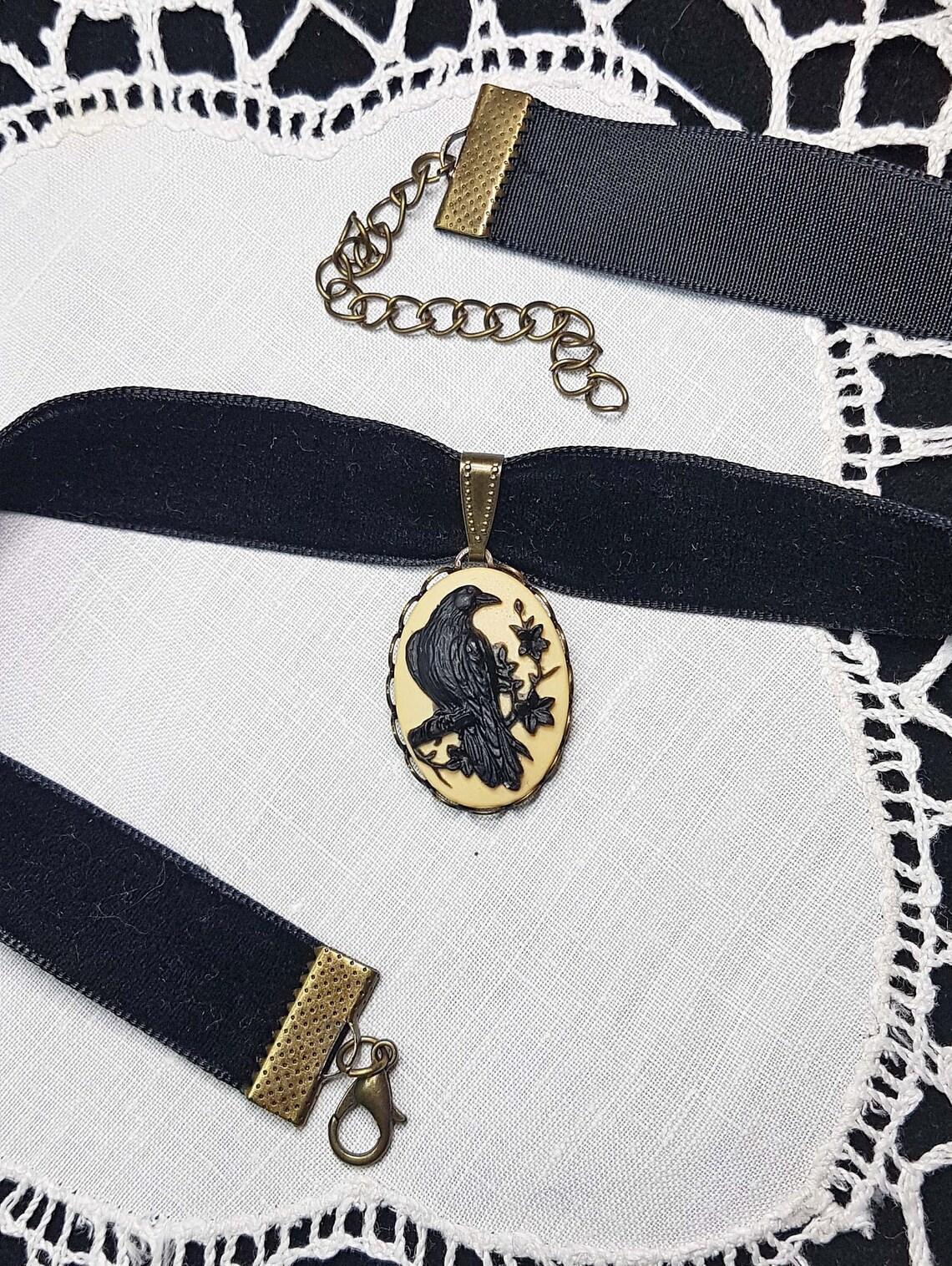 

Temperament Gothic Gold Color Lacework Oval Black Rose Crow Embossed Pendant Velvet Collar Necklace for Women Halloween Jewelry