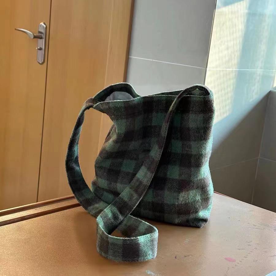 

Сумка женская 2024 года, новая осенне-зимняя универсальная повседневная сумка-тоут большой вместимости из шерстяной ткани в клетку на одно плечо