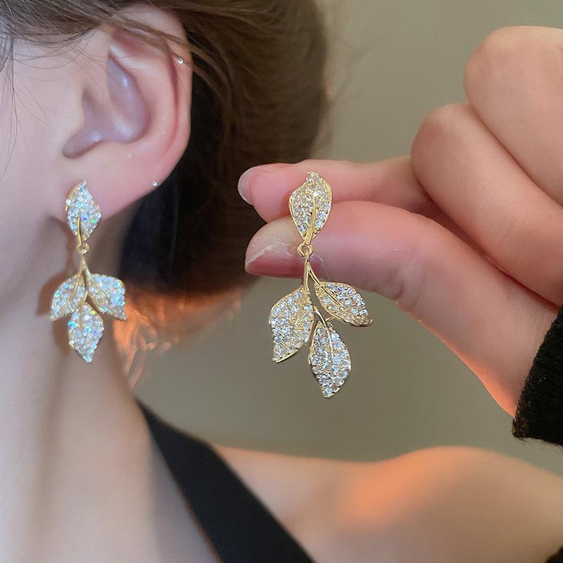 Zircon Leaf Tassel Earrings for Women High-end French Retro Fashion Drop Earring Temperament Versatile Luxury Designer Zircon
