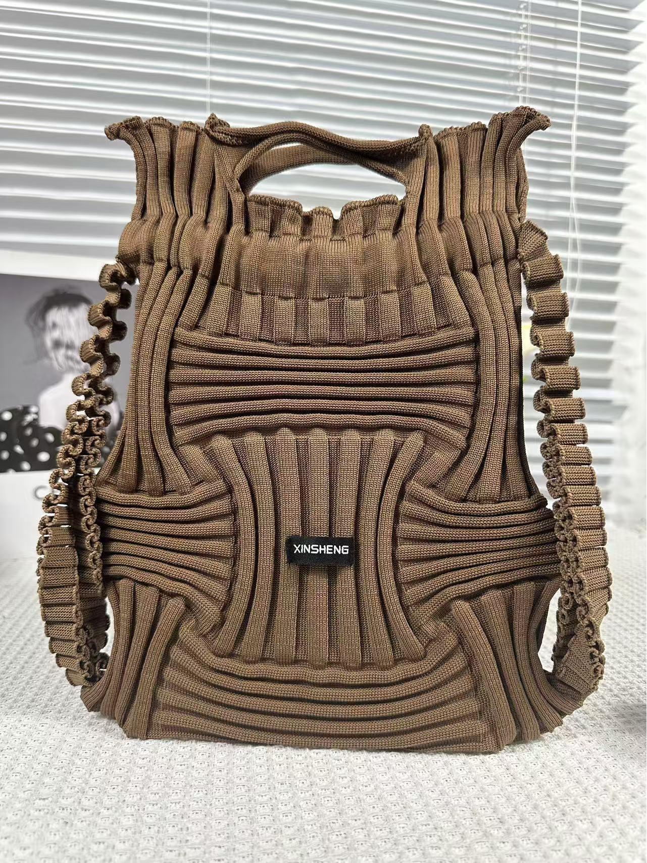 

Рюкзак дизайнера Quan Nara: Популярное плиссированное переплетение, экологичное, двойного назначения из пионерской коллекции. 28cm/30cm темно-коричневого