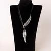 Bohemian Damen Strass Feder Anhänger Kunstleder Seil Halskette Schmuck