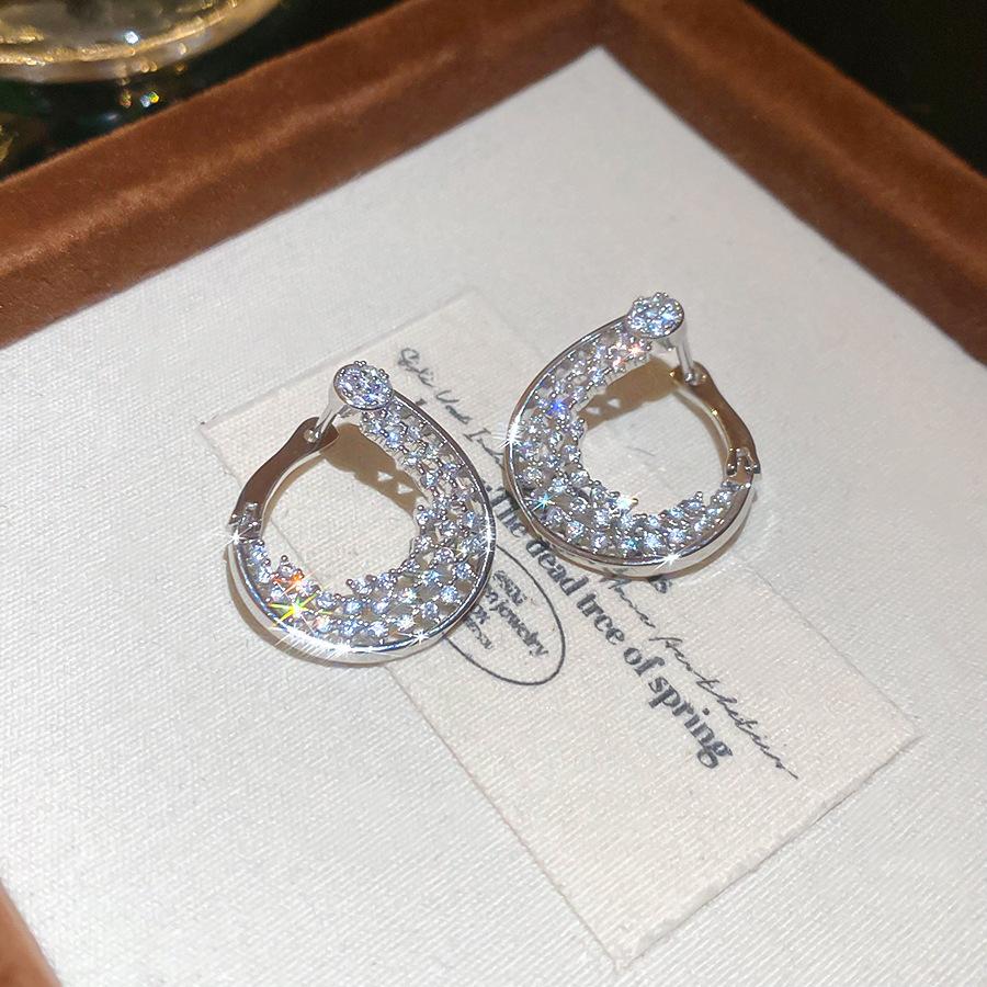 

Real gold electroplated zircon flower ear buckle European and American retro fashion temperament earrings light luxury high-end earrings women