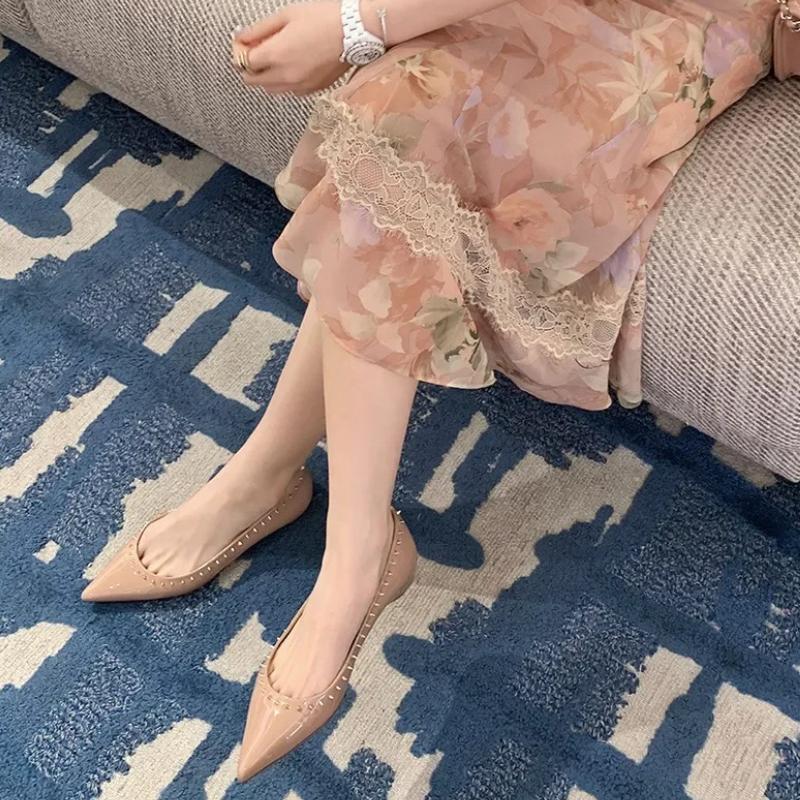 Fashion Sheepskin Leather with Rivet Pointed Toe Slip On Flats Women Comfortable Spikes Casual Shoes Low Cut Single Shoes for Women