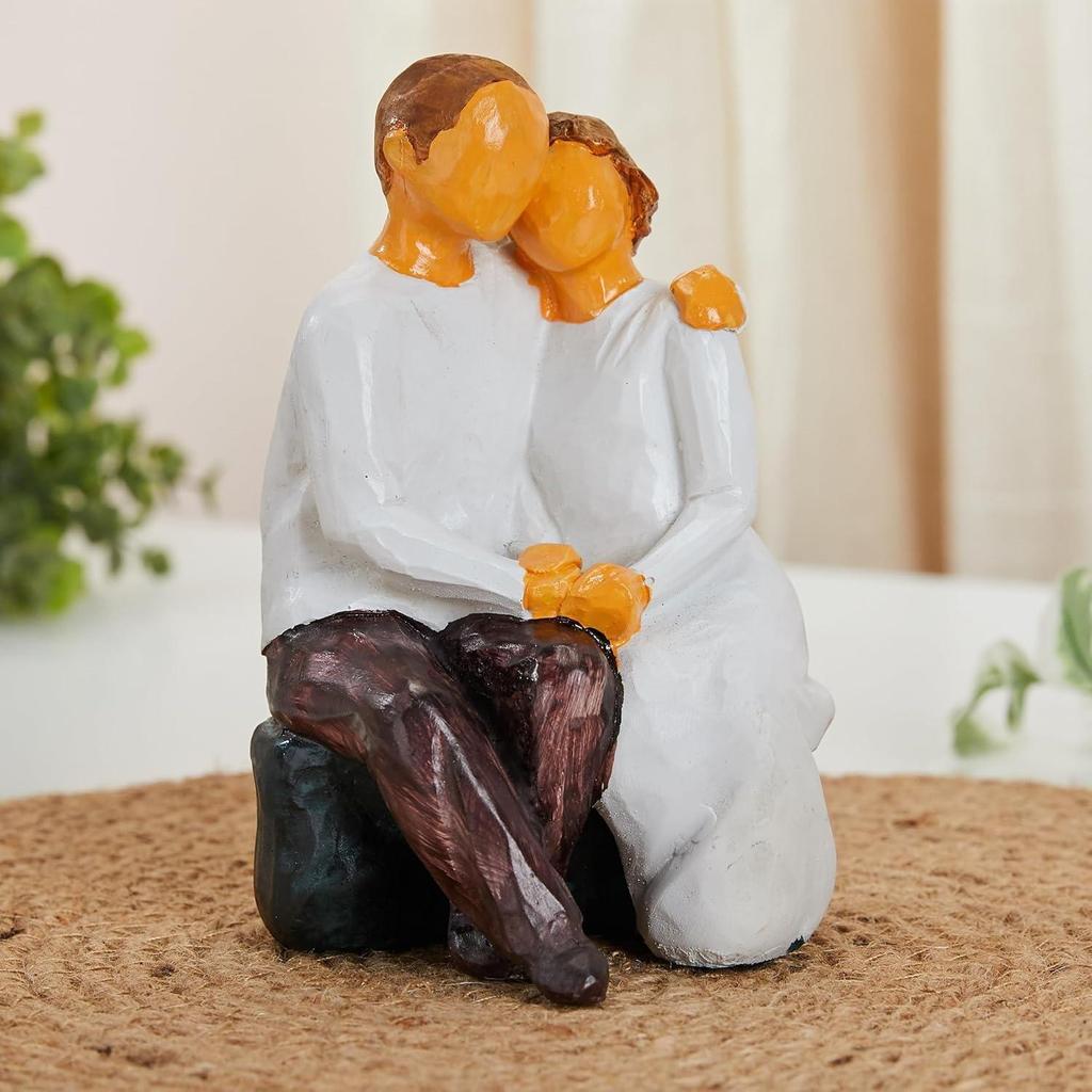 Hermosa Pareja Romántica Sentada de Resina de Tamaño Mediano Pintada a Mano (Paquete de 1, blanco y negro)