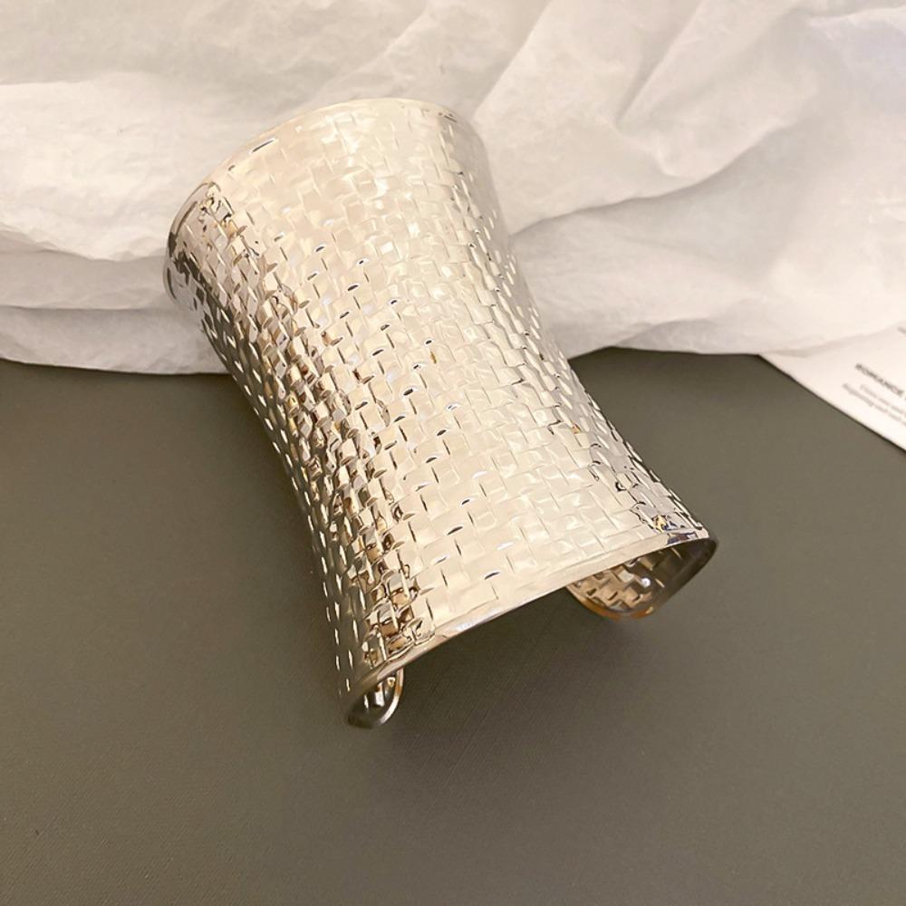 European and American Simple Bracelets, Arm Rings, Niche Cold Wind Temperament Bracelets, High-end Sense and Versatile Jewelry.