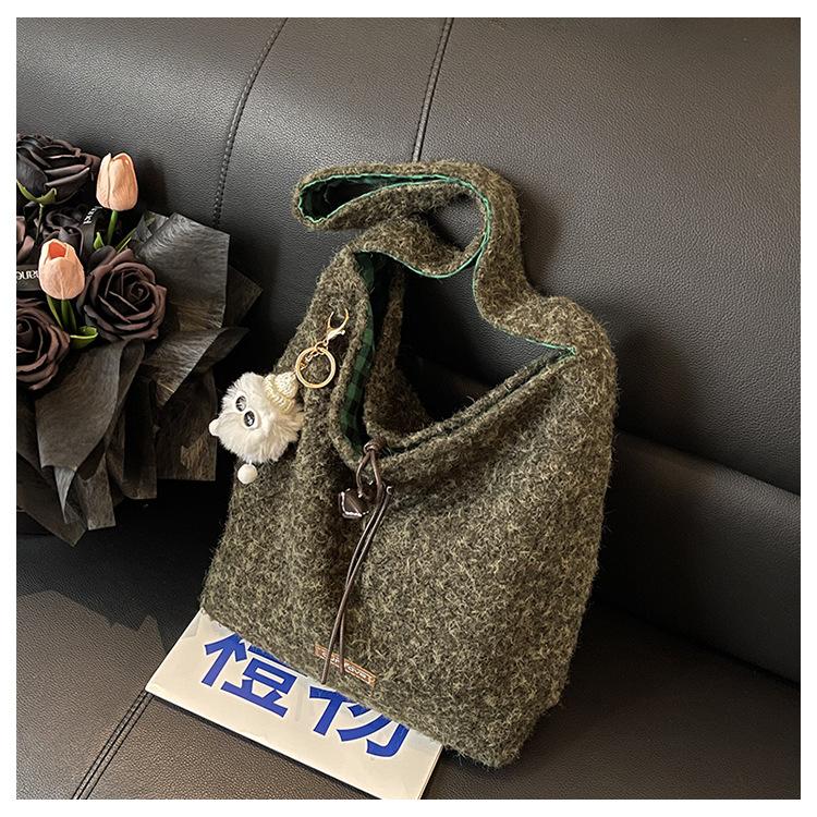 

Шерстяная сумка женская большой вместимости новая осенне-зимняя универсальная повседневная на плечо текстурная для работы