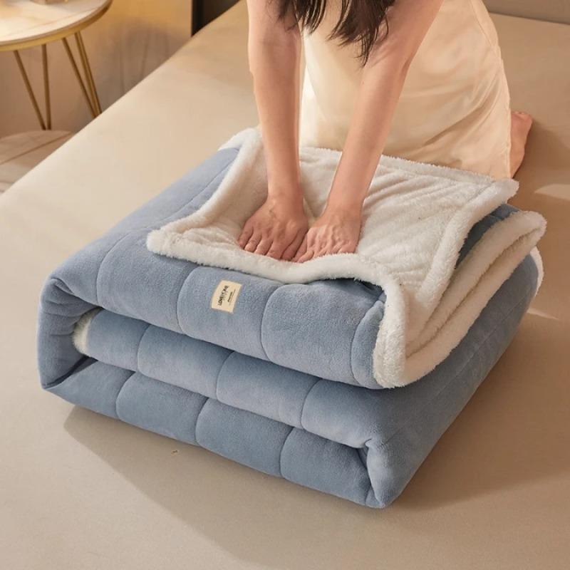 Korallen-Fleece-Herbst-Winter-warme Decken für Bett, 3 Schichten, verdickte Flanelldecke, Steppdecke, weich, bequem, wärmend, waschbar
