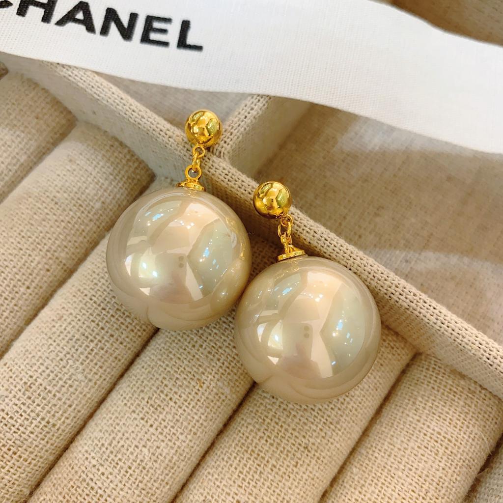 Design Fashion Exaggerated Pearl Ear Pendant Super Fairy Temperament Two Ways To Wear Oversized Pearl Earrings Women