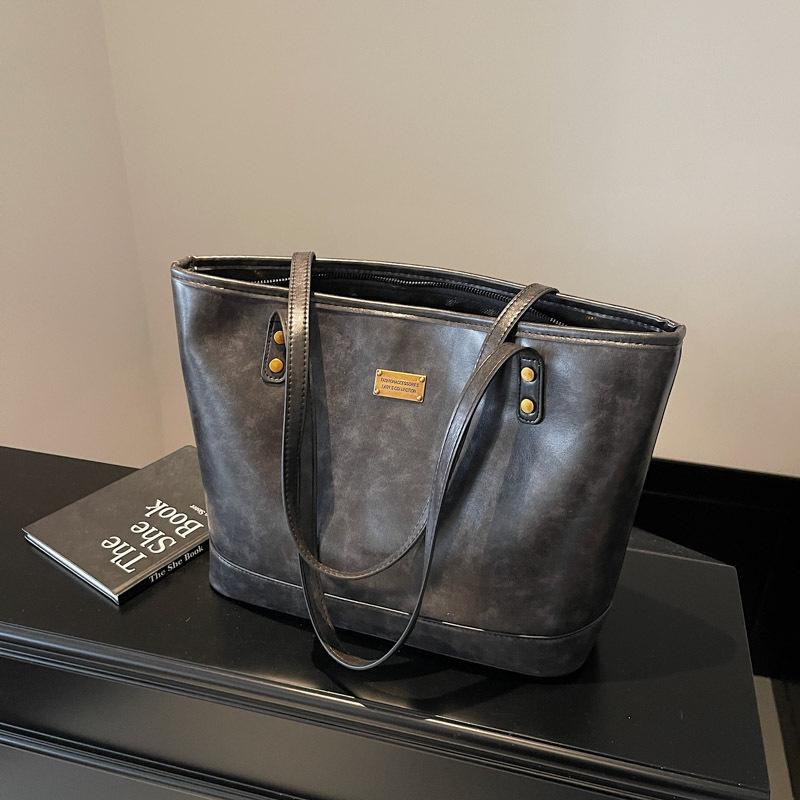 

Retro large-capacity commuter tote bag women s autumn and winter versatile new niche fashion casual shoulder bag чёрный
