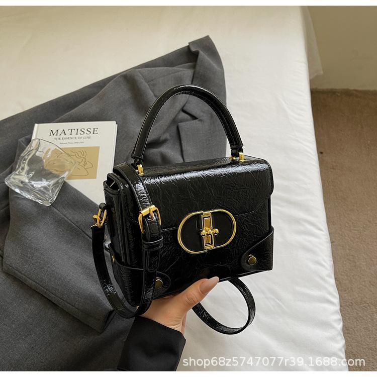 Korean version of fashion niche small square bag textured handbag 2025 summer new temperament versatile women s crossbody bag