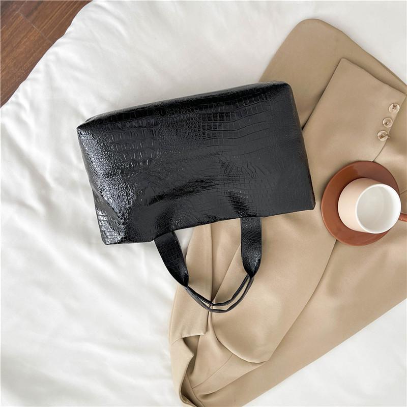 

Портативная сумка-тоут 2025 года, новая ручная большая ретро-сумка с однотонным рисунком под крокодила, большая вместительная женская сумка через плечо чёрный