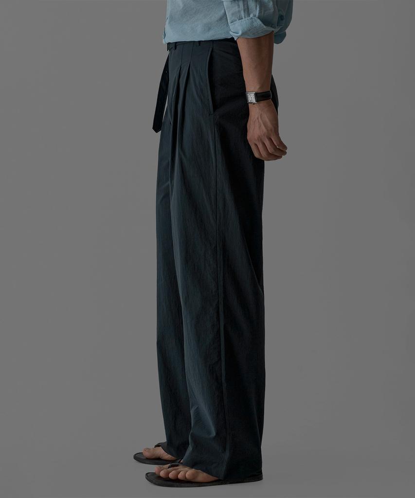 Baulopeulodeogteu Airy Belted Double-Pleat Pants [Navy]