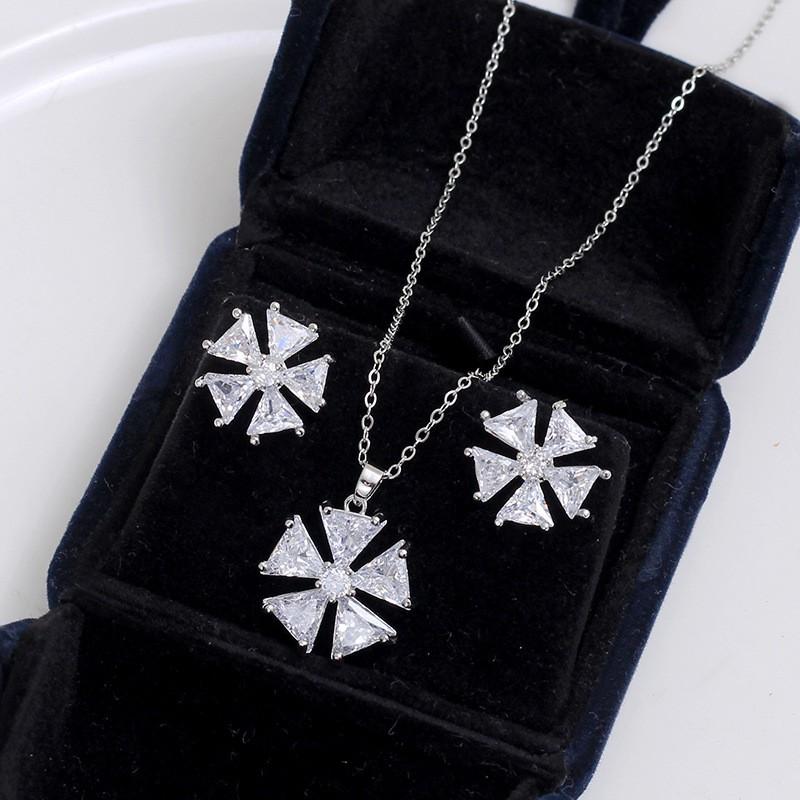 Elegant Zircon Lucky Clover Necklace Earring Set Women Light Luxury Geometric Pendant Jewelry Party Office Wear