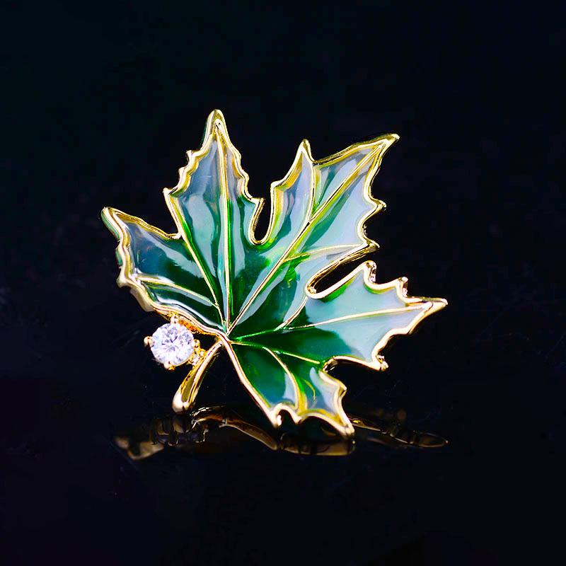 

Брошь-булавка в стиле Мори с перегородчатой эмалью, в виде кленового листа, с цирконом и застежкой против раскрытия