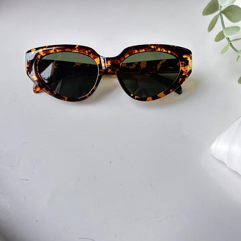 Fashion Female Sunglasses Cat Eye Shape Anti Reflective Vintage Style Sun Glasses for Women and Men UV Protection