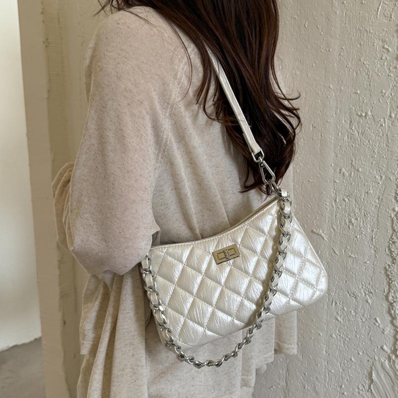 Vintage and Niche Commuter Women's Bag, Fashionable and Trendy Chain Strap Crossbody Bag