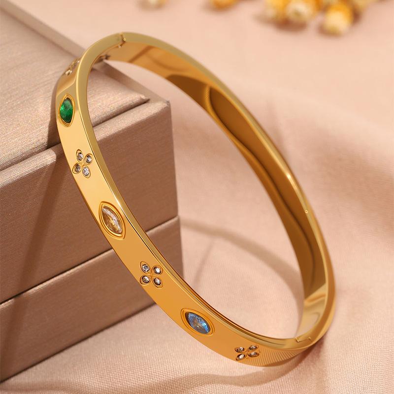 Hot-selling titanium steel bracelet, girls' high-end sense of fashion, popular light luxury in Europe and the United States, Gypsy star love diamond