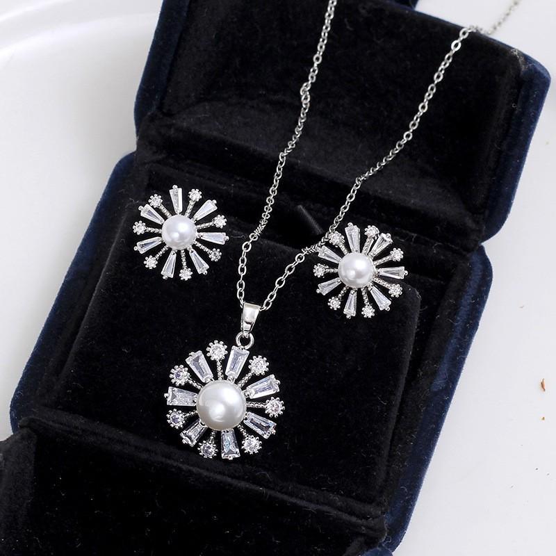 Elegant Zircon Lucky Clover Necklace Earring Set Women Light Luxury Geometric Pendant Jewelry Party Office Wear