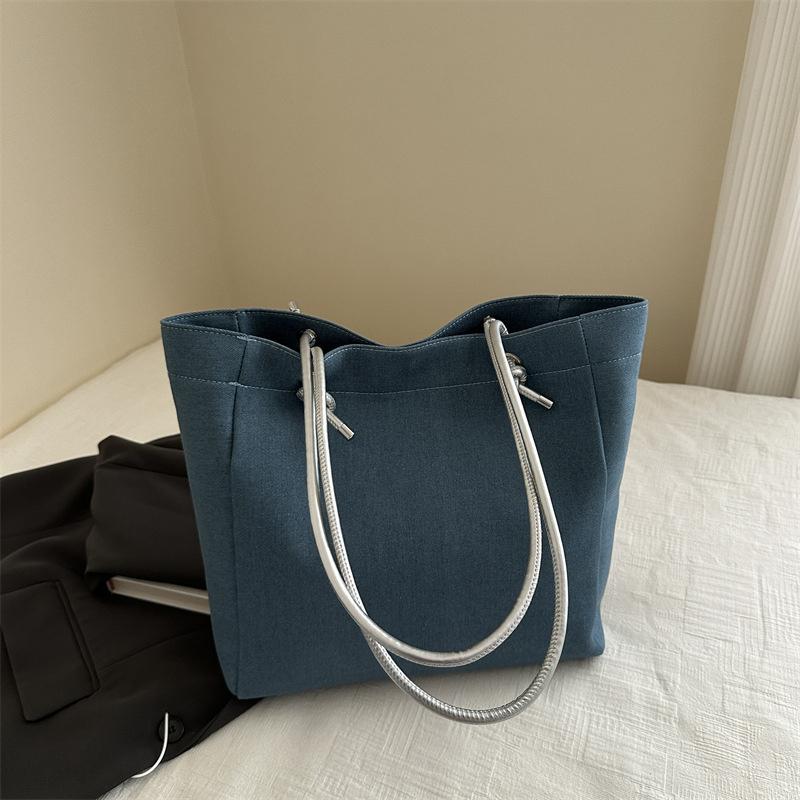 

Modern Black And Silver Pu Tote Bag With Unique Stitching Details For Everyday Use срібний