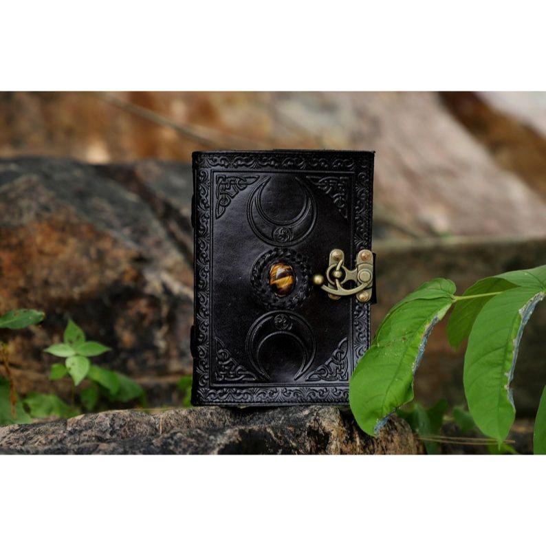 

Кожаный журнал ручной работы, камень третий глаз, с замком, бумага ручной работы, черная книга заклинаний, дорожный скетчбук для мужчин и женщин 7 x 5 in чёрный