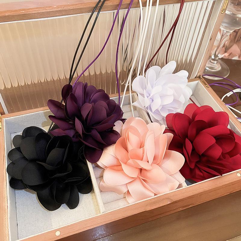 

Exaggerated one, wear an extended flower necklace, female niche personality, sweet and cool style neck chain, fashionable temperament necklace.