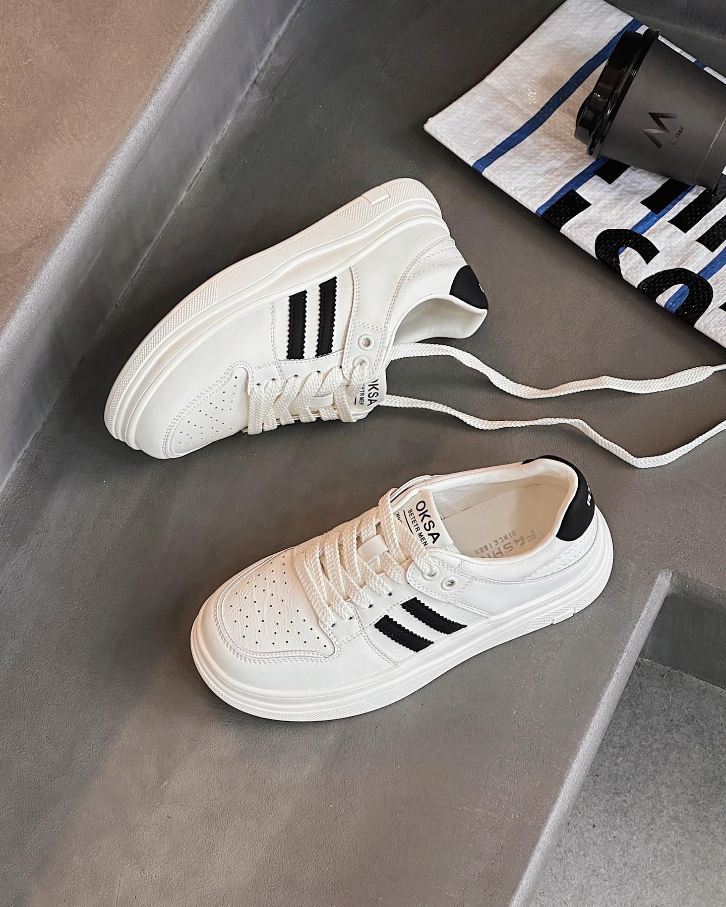 

Кожаные туфли на плоской подошве в зарубежном стиле, универсальные маленькие белые туфли, женские, новые весна 2025, популярные, на толстой подошве, ретро, на мягкой подошве, повседневные кеды 35