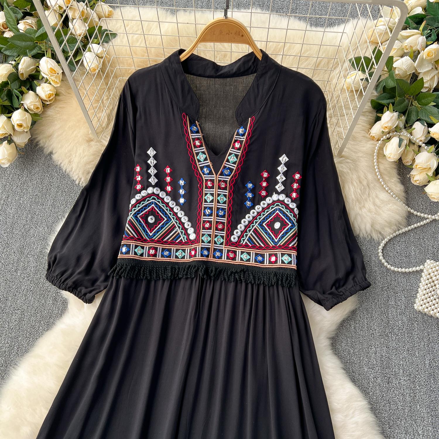 Свободные праздничные платья в этническом стиле с цветочной вышивкой — фото 17