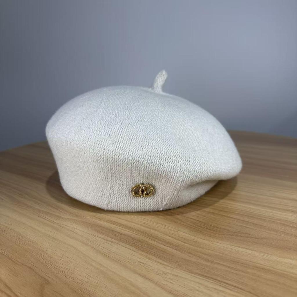 Chices Herbst/Winter-Barett im koreanischen Stil mit Metallabzeichen für Damen - Schlankmachender japanischer Mode-Malerhut