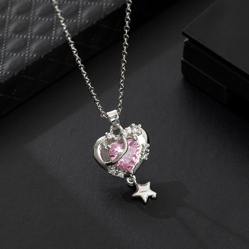Metal Heart Crown Collarbone Necklace Hip Hop Pendant Necklace For Women Luxury Chain Accessory