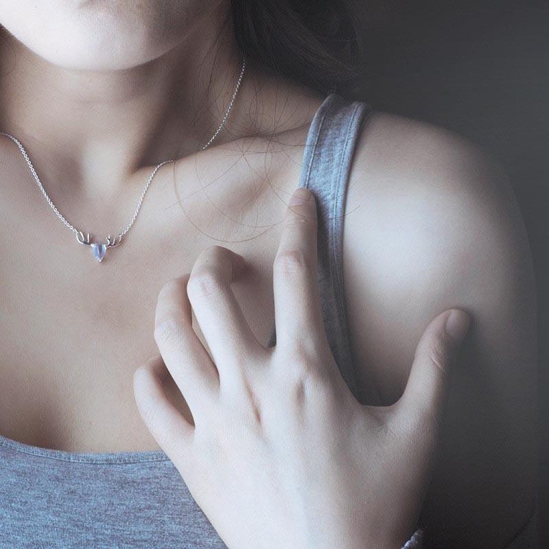 Simple moonstone elk necklace clavicle chain