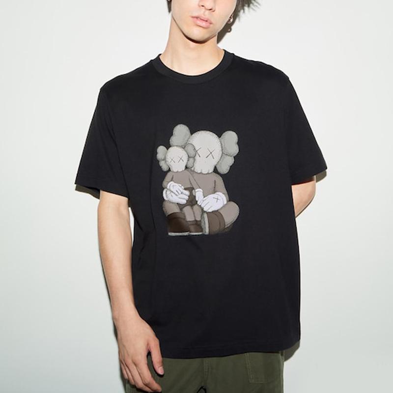Uniqlo X Kaws Spolupráce SS23 Objímající panenka Potisk Kulatý výstřih Krátký rukáv Tričko Unisex Top Černá 467775-09