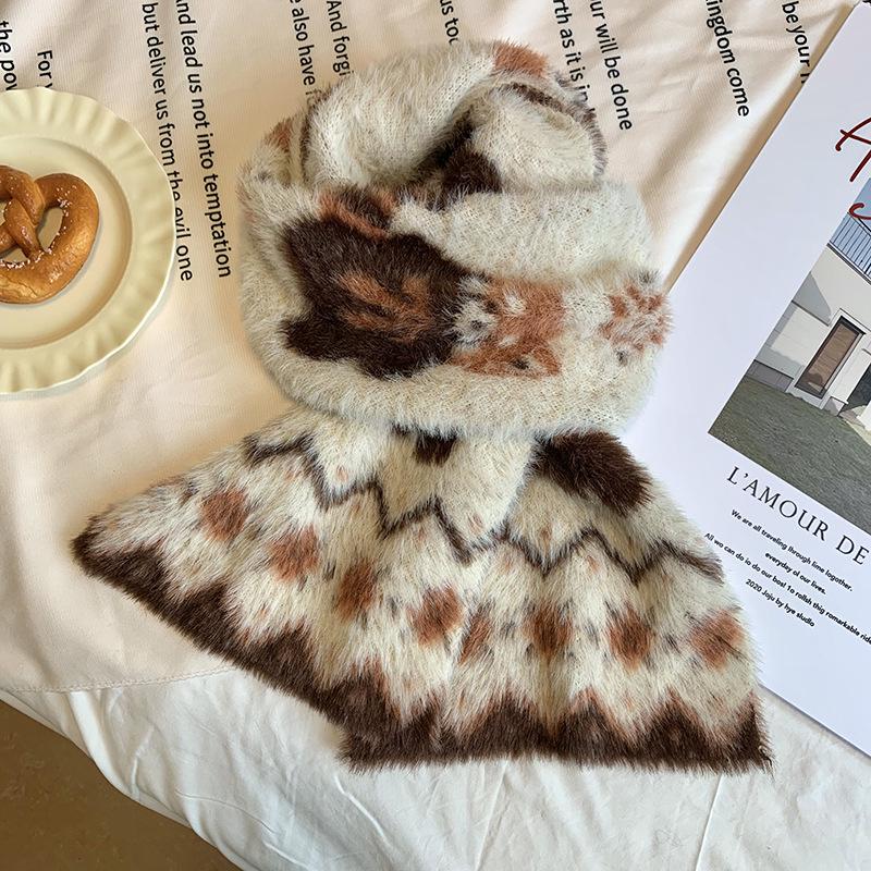 Falling Pool Knitwear: Cute Raccoon Scarf for Women - Soft, Faux Mink Fur, Perfect for Autumn and Winter