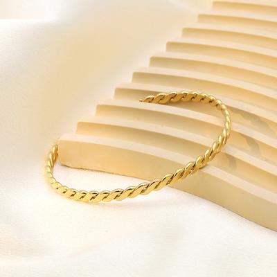 Zubehör Französisch Retro Flach Gedreht Damenarmband 18 Karat Gold Titanstahl Offen C-förmiges Armband Verblasst Nicht