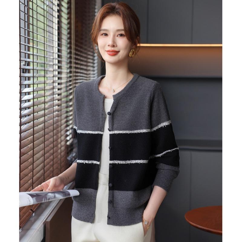 Temperament elegant color matching knitted cardigan mother clothing autumn and winter new loose casual middle and old women's clothing tops tide