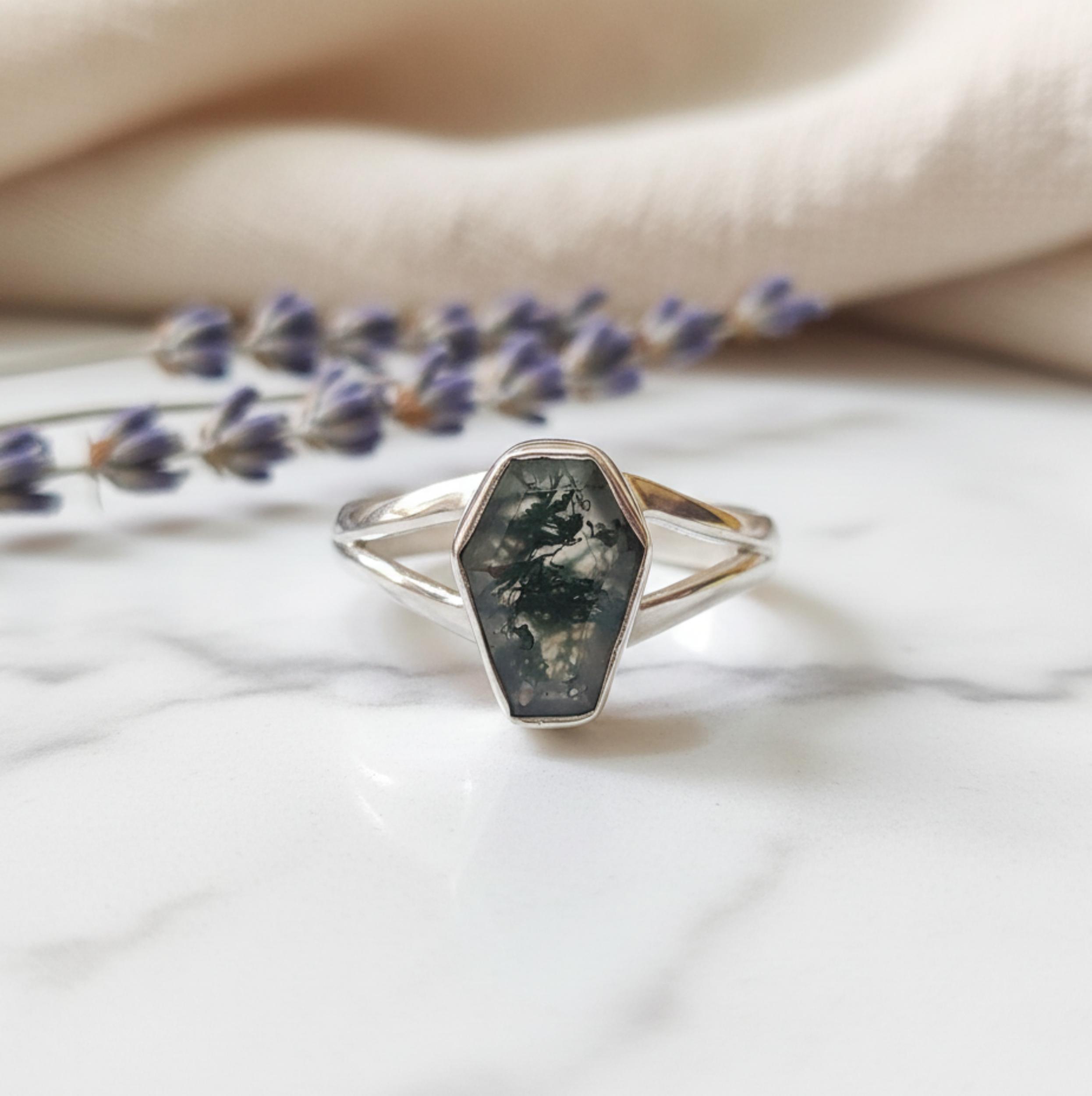 

Крошечное кольцо в виде гроба, кольцо с моховым агатом для женщин, чистое серебро 925 пробы, ювелирные изделия ручной работы с драгоценными камнями, кольцо в стиле бохо, подарок для нее, минималистское кольцо 12 серебряный