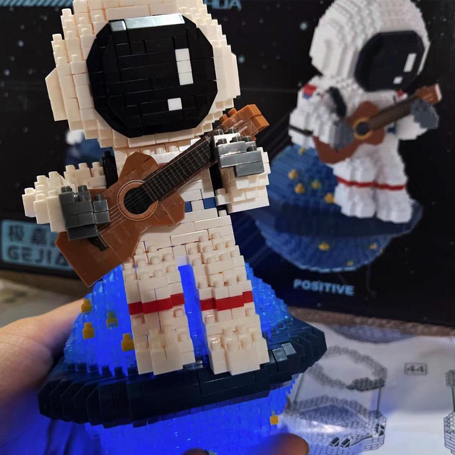 Non-Toxic 1423Pcs Guitar Astronaut Model Micro Building Blocks Luminous Spaceman Desktop Ornament For Kids Toys Gift Set