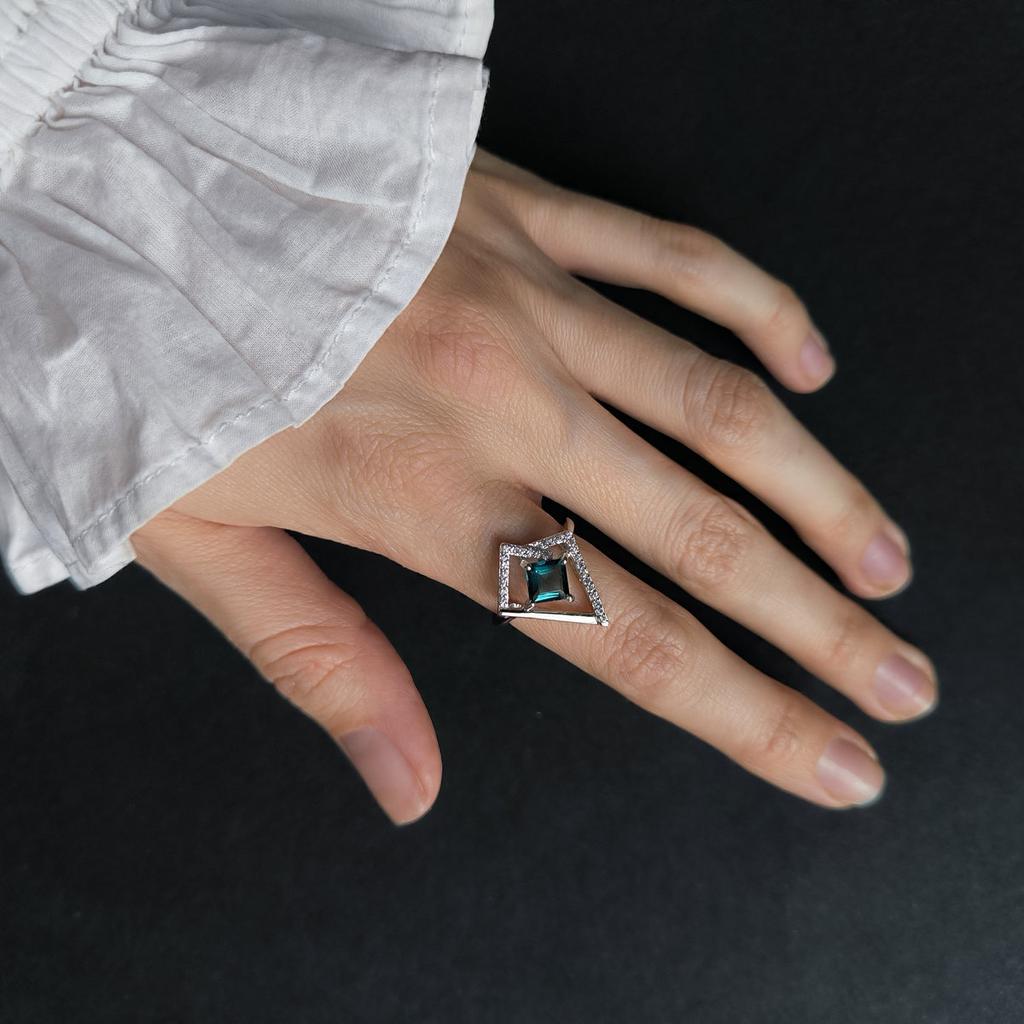 Серебряное кольцо с топазом Лондон Блю 1.185ct, вес изделия 3,06 гр (2204879)