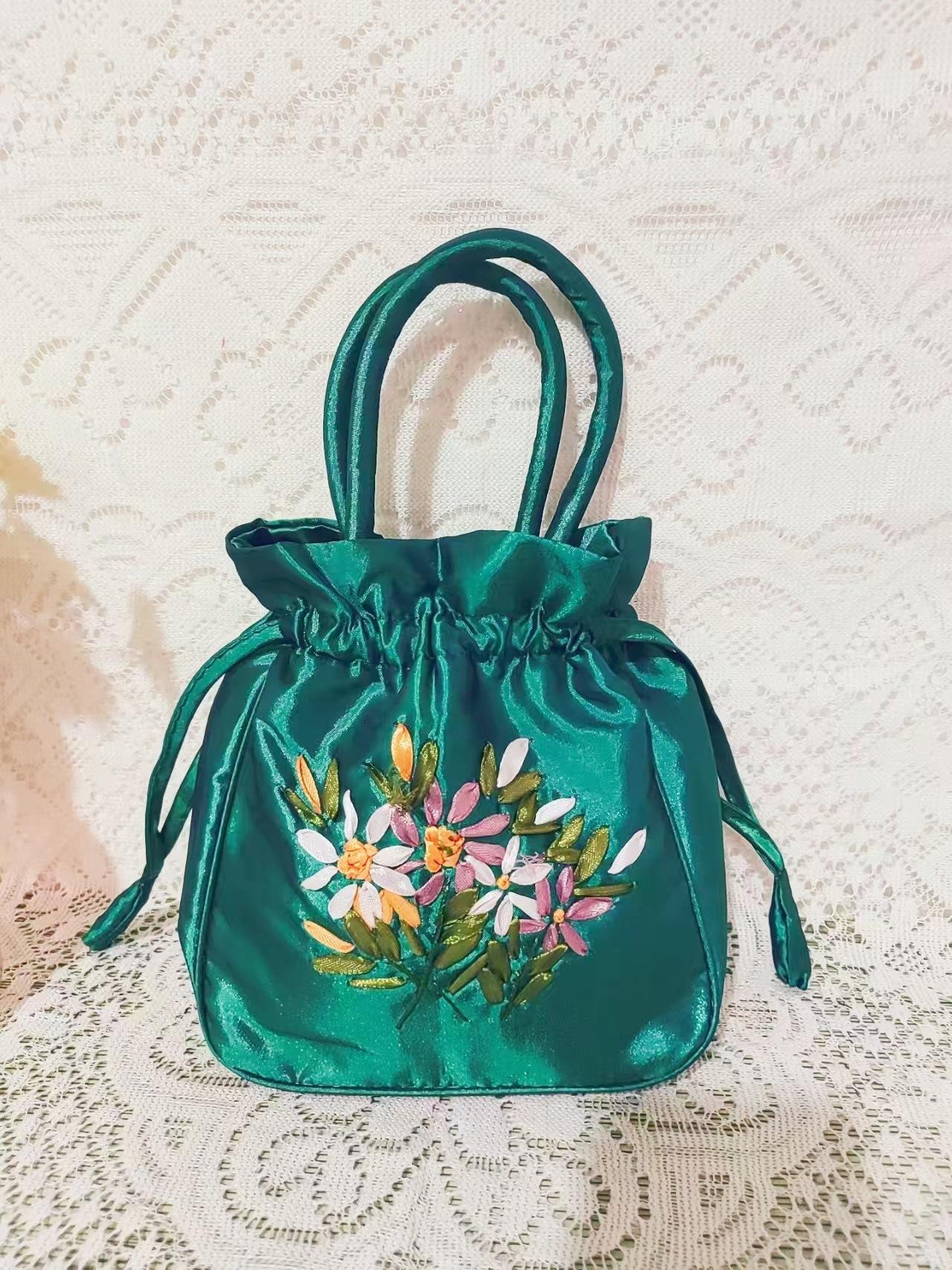 

Ethnic style handmade embroidered bag wedding candy handbag middle-aged and elderly shopping mobile phone change bag mini handbag 25*20cm