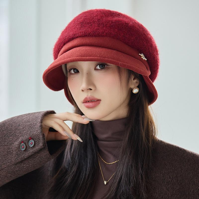 Autumn and Winter New Versatile Metal Logo Beret Casual Windproof Pleated Painter Hat British Style Warm Hat Women