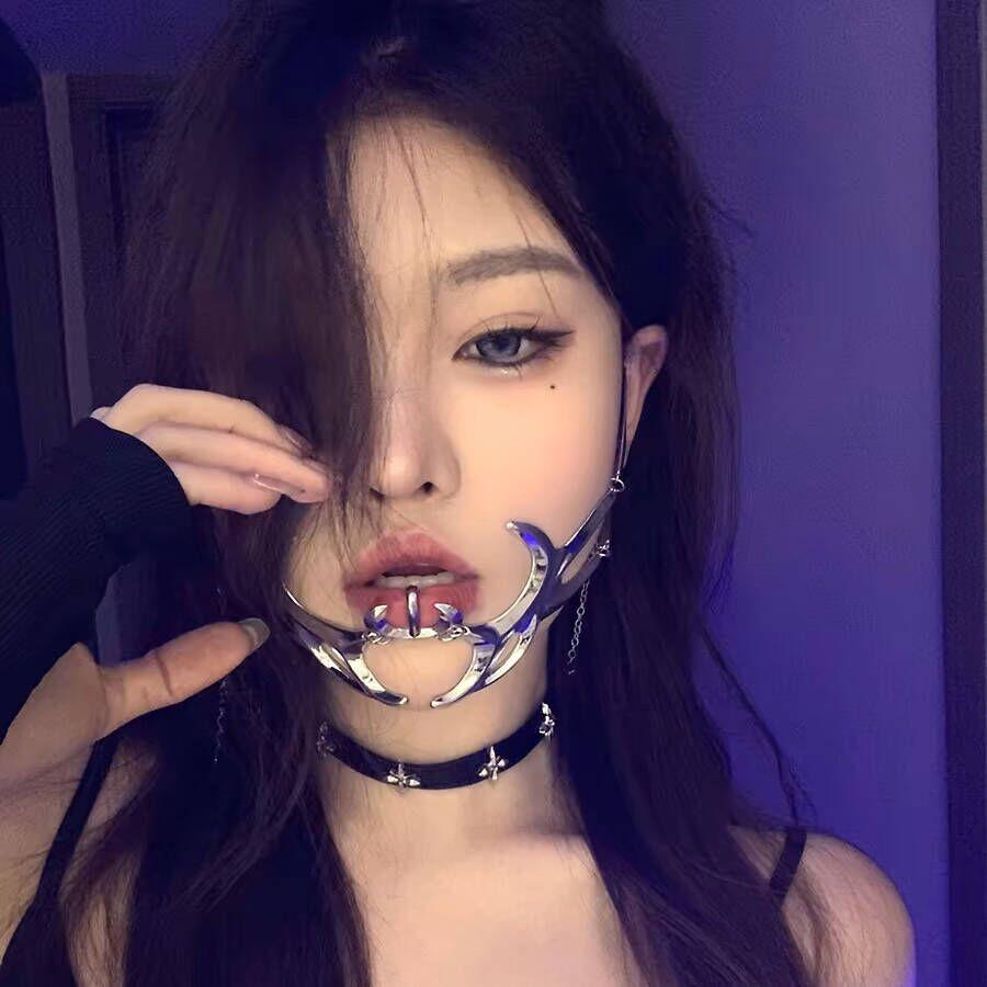 

Маска-полулицо в стиле киберпанк с металлическими цепями на Хэллоуин