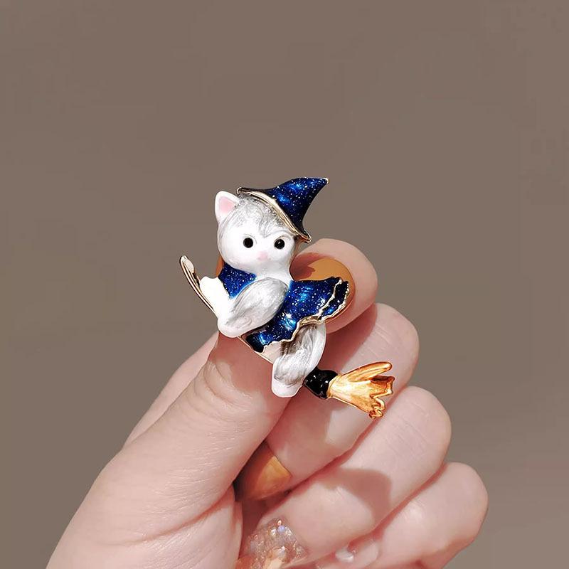 Japanische süße magische Katzenbrosche für Männer und Frauen, Nische, High-End-Design, Sinn für Cartoon-Anstecker, Kleidung mit Zubehör