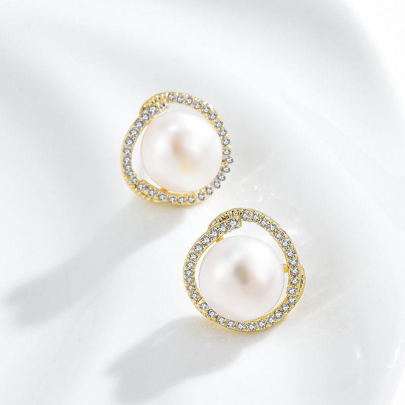 

Французский стиль знаменитости Show Face Маленькое кольцо Серьги-гвоздики с пресноводным жемчугом Design Sense Simple High-End Универсальные женские серьги золотой