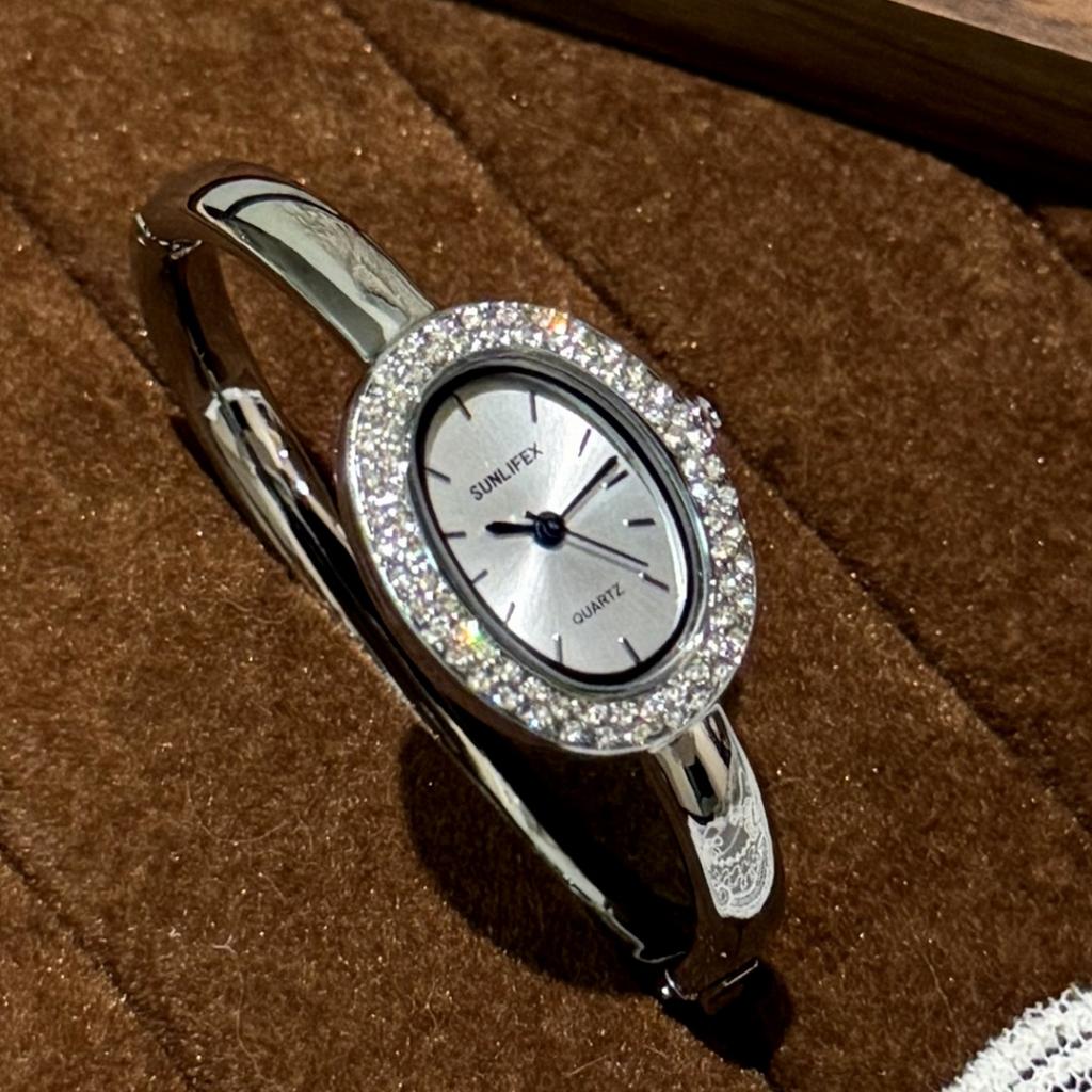 Strass Ovales Zifferblatt Armbanduhr für Damen Quarz Armbanduhr Elegante Damenuhr Damenuhren Saati Relojes