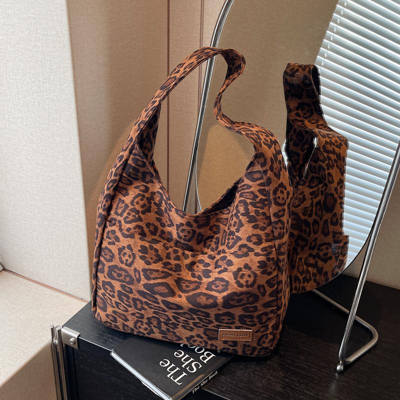 

2025 autumn new leopard print texture women s shoulder messenger bag large capacity commuting foreign style underarm bag women s bucket bag коричневий