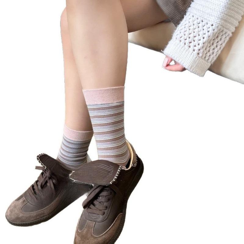 The Classic and Retro Striped Striped Striped Mid-calf Socks In Early Autumn Are Versatile and Can Be Paired In Different Colors
