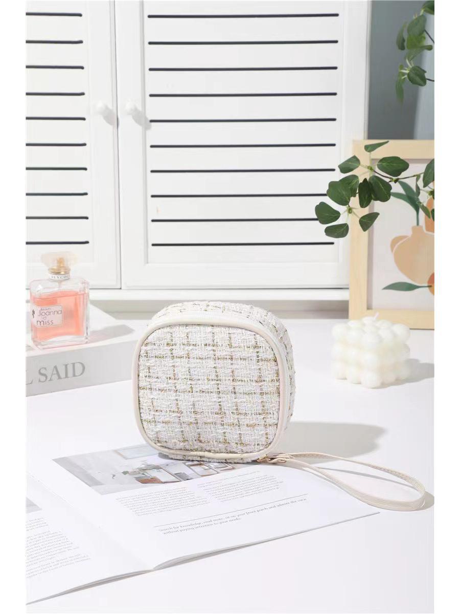 

Компактная косметичка в виде парфюма с помадой и кабелем для передачи данных золотой/белый